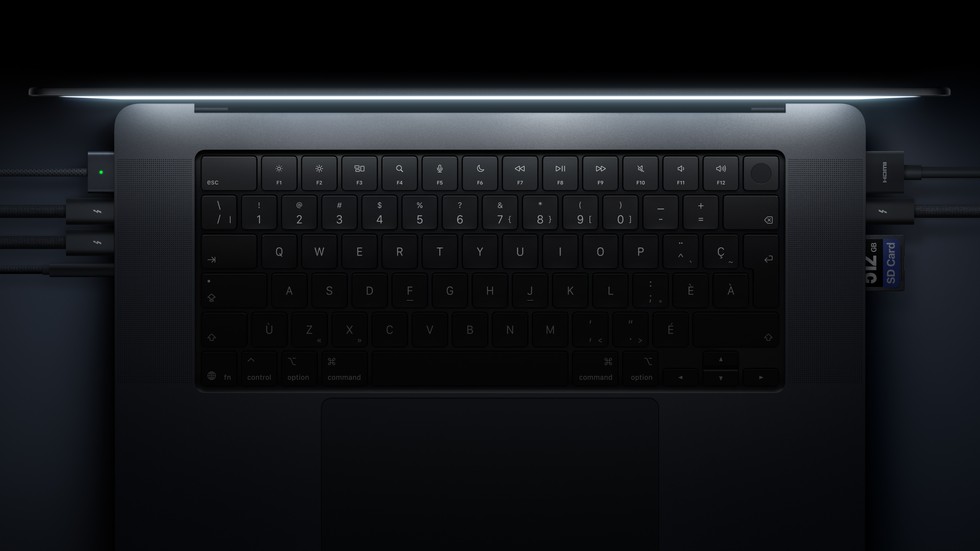 Teclado y puertos del nuevo MacBook Pro con Thunderbolt 5, HDMI y ranura SDXC